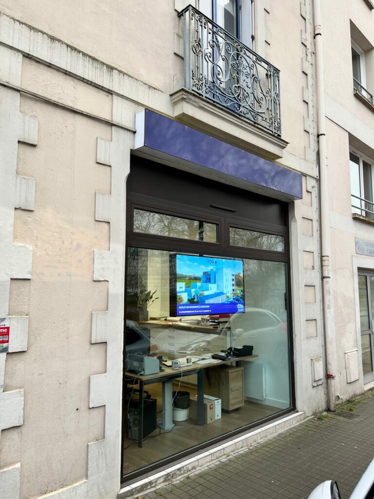 Écran vitrine haute luminosité de 55 pouces installé derrière une vitrine