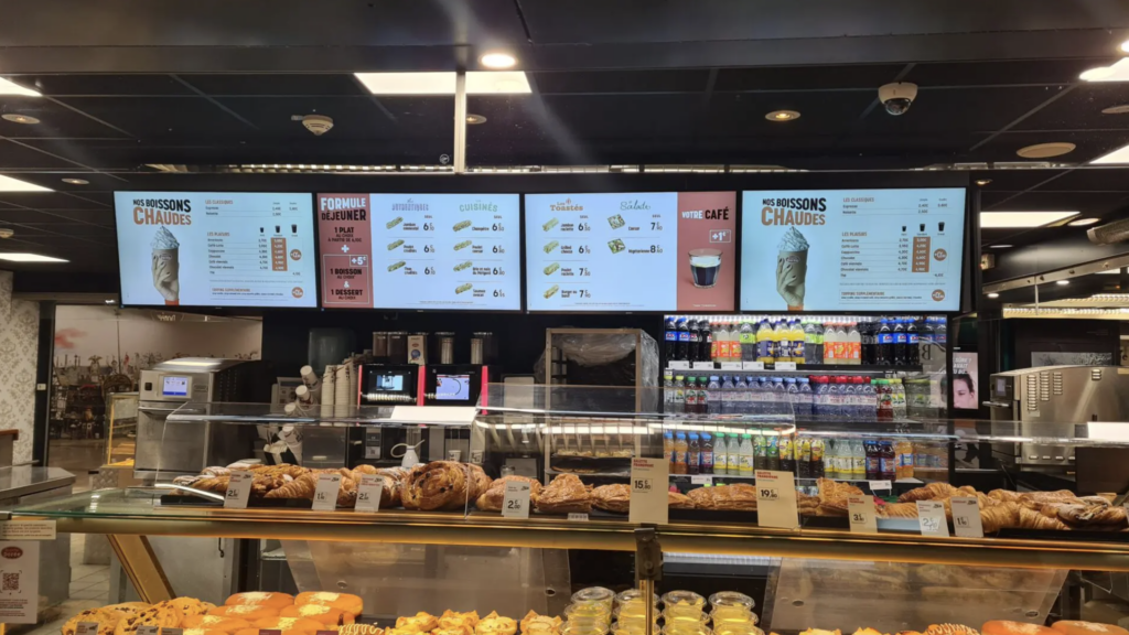 Menu board digital installé par HOYèS dans un restaurant