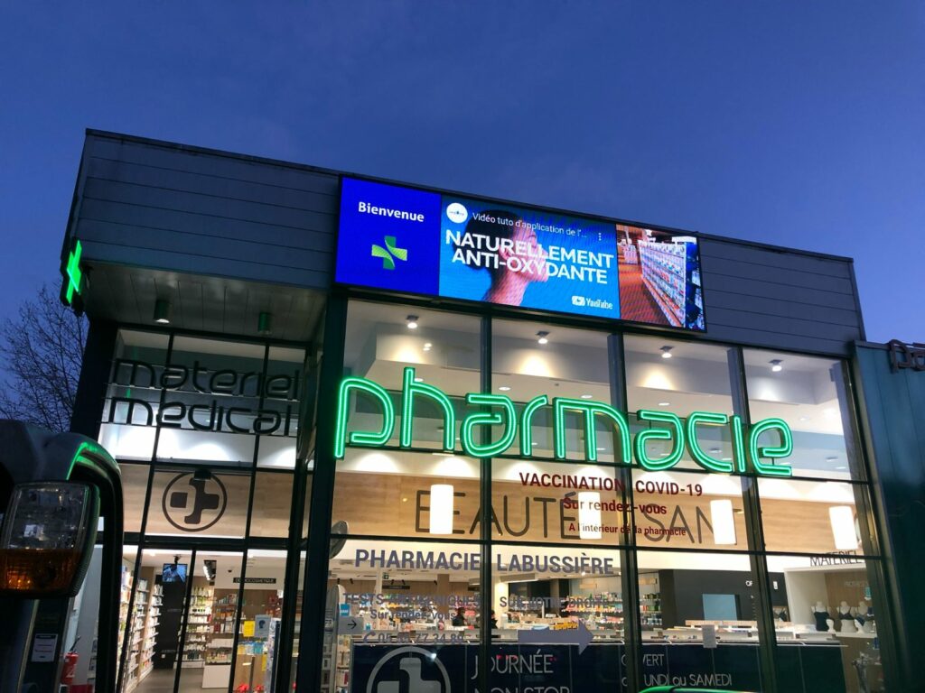 Mur LED installé sur site par l'équipe HOYèS