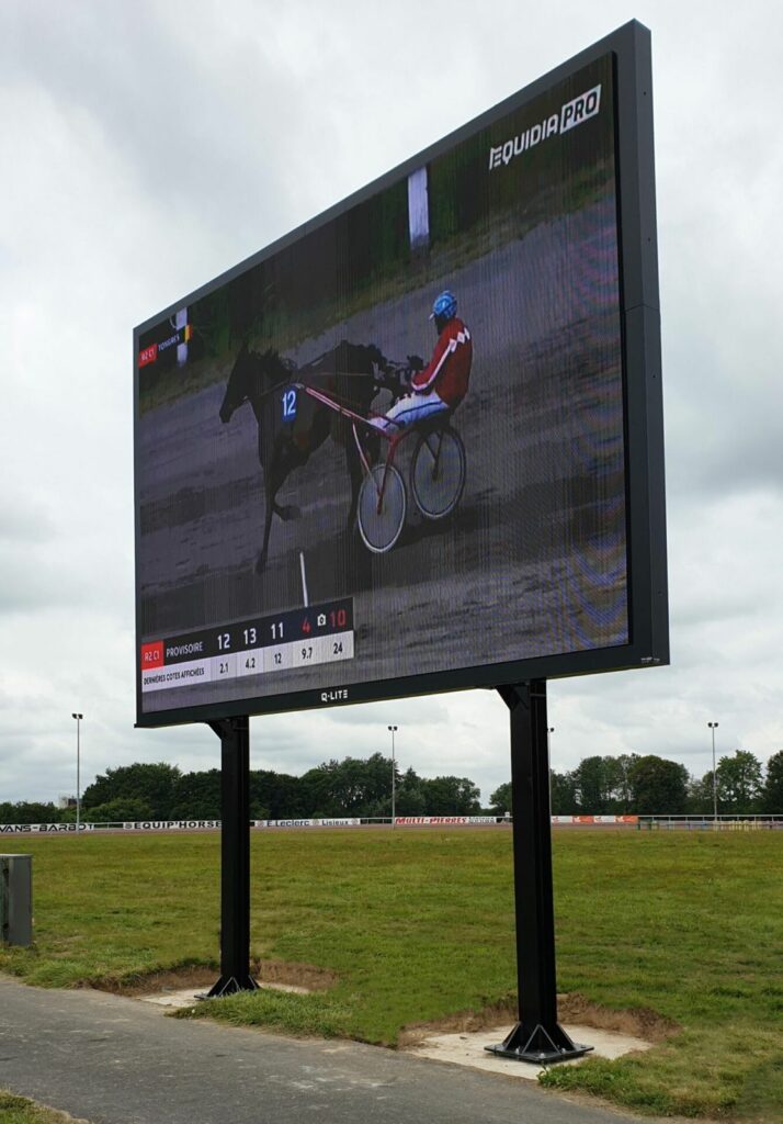 Installation d'un mur LED professionnel réalisée par l'équipe HOYèS